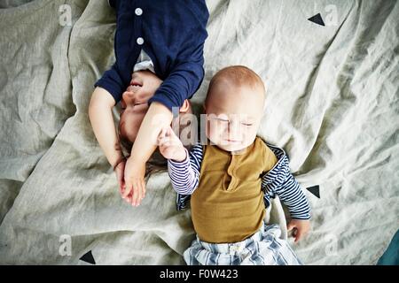 Frères jouant sur le lit Banque D'Images