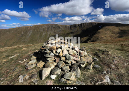 Cairn au sommet de repos Dodd est tombé, Parc National de Lake district, comté de Cumbria, Angleterre, Royaume-Uni. Banque D'Images