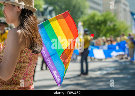 Gay Pride gay Arc-en-ciel transportant les spectateurs pendant les drapeaux de la fierté de Montréal Mars Banque D'Images