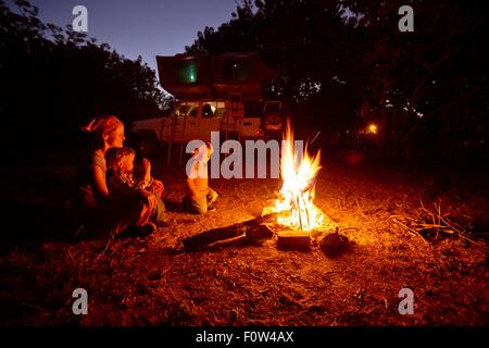 Mère et fils par camp, Parc National de Nxai Pan, Désert du Kalahari, Afrique Banque D'Images