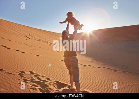 Mère jouant avec fils sur dune de sable, le Parc National Namib Naukluft, Désert du Namib, Sossusvlei, Dead Vlei, Afrique Banque D'Images