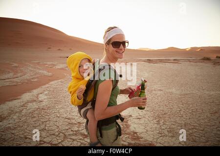 Mère et fils sur dune de sable, le Parc National Namib Naukluft, Désert du Namib, Sossusvlei, Dead Vlei, Afrique Banque D'Images