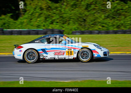 Alton, VA, USA. Août 21, 2015. Alton, VA - Aug 21, 2015 : Le pneu Continental Sports Car Challenge équipe de Remo Ruscetti et Dylan Murcott sur la piste pour la # 18 Cobra Golf & Rickie Fowler Porsche Cayman sur pneus Continental pour une séance d'essai pour la série de pneus Continental au Virginia International Raceway à Alton, VA. Credit : csm/Alamy Live News Banque D'Images