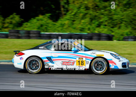 Alton, VA, USA. Août 21, 2015. Alton, VA - Aug 21, 2015 : Le pneu Continental Sports Car Challenge équipe de Remo Ruscetti et Dylan Murcott sur la piste pour la # 18 Cobra Golf & Rickie Fowler Porsche Cayman sur pneus Continental pour une séance d'essai pour la série de pneus Continental au Virginia International Raceway à Alton, VA. Credit : csm/Alamy Live News Banque D'Images