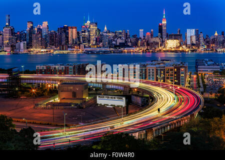 Vue de dessus pour le tunnel Lincoln Helix, situé à Weehawken, New Jersey et le New York City Manhattan Skyline pendant l'heure bleue du crépuscule. Banque D'Images