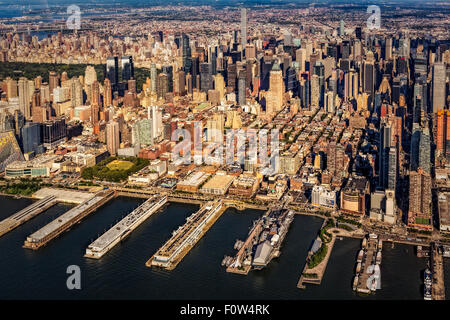 Manhattan New York - Vue Aérienne Vue aérienne pendant le coucher du soleil du midtown Manhattan à New York avec le côté ouest de la jetée et de l'Hudson. Banque D'Images