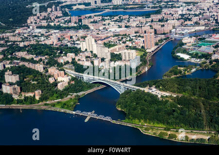 Vue aérienne de l'Upper Manhattan - avec le Pont de Henry Hudson, Willis Avenue Bridge. Banque D'Images