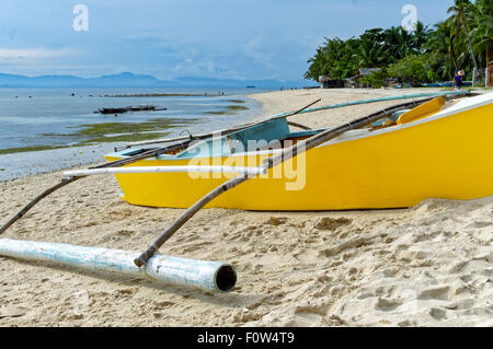 Bateaux au port au cours d'une marée basse. Les amateurs de plage et les touristes peuvent louer ces bateaux Banque D'Images