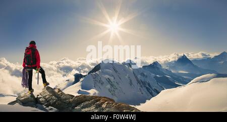 Vue panoramique de grimpeur mâles à partir de sommet de montagne couverte de neige, Alpes Suisses, Suisse Banque D'Images