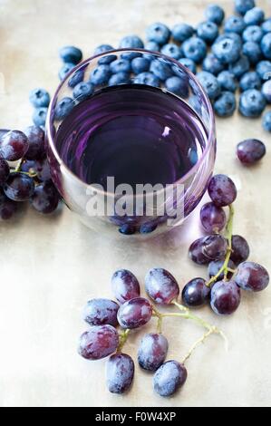 Verre de jus de fruit à base de bleuets et de raisins noirs Banque D'Images