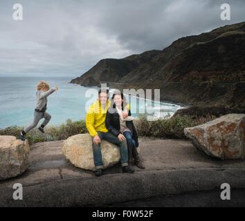 Portrait de couple et de fils à l'Ouragan Point, Big Sur, Californie, USA Banque D'Images