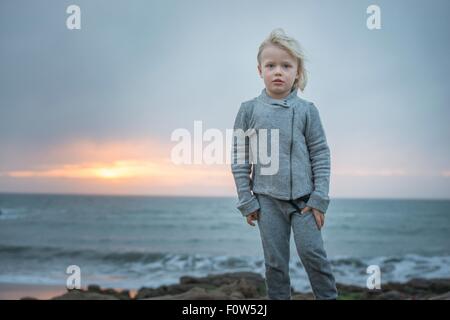 Portrait de garçon sur breezy coast au coucher du soleil, Carmel, Californie, USA Banque D'Images