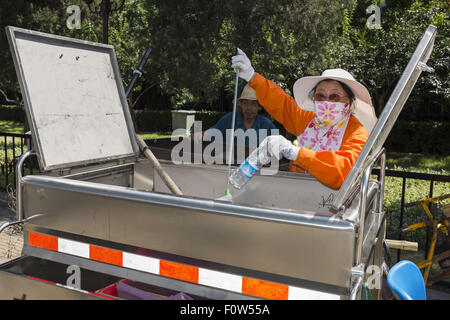 Beijing, Chine. Août 21, 2015. Un travailleur de l'assainissement de la ville travaille sous le soleil chaud, Beijing, Chine. © Jiwei Han/ZUMA/Alamy Fil Live News Banque D'Images