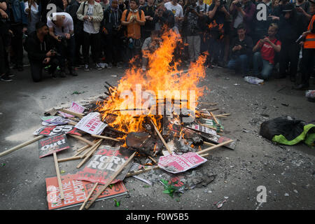 Les protestataires allumer un feu, au cours de l'Assemblée du peuple Anti-Austerity Mars dans le centre de Londres comprend : Atmosphère Où : London, Royaume-Uni Quand : 20 Oct 2015 Banque D'Images