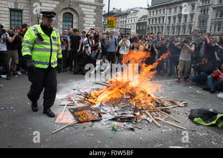 Les protestataires allumer un feu, au cours de l'Assemblée du peuple Anti-Austerity Mars dans le centre de Londres comprend : Atmosphère Où : London, Royaume-Uni Quand : 20 Oct 2015 Banque D'Images