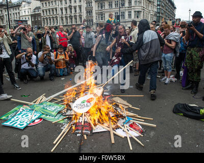 Les protestataires allumer un feu, au cours de l'Assemblée du peuple Anti-Austerity Mars dans le centre de Londres comprend : Atmosphère Où : London, Royaume-Uni Quand : 20 Oct 2015 Banque D'Images