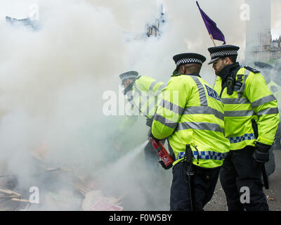 Les protestataires allumer un feu, au cours de l'Assemblée du peuple Anti-Austerity Mars dans le centre de Londres comprend : Atmosphère Où : London, Royaume-Uni Quand : 20 Oct 2015 Banque D'Images