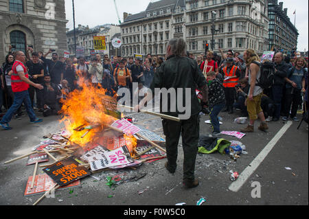 Les protestataires allumer un feu, au cours de l'Assemblée du peuple Anti-Austerity Mars dans le centre de Londres comprend : Atmosphère Où : London, Royaume-Uni Quand : 20 Oct 2015 Banque D'Images