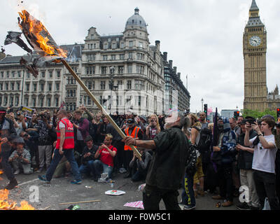 Les protestataires allumer un feu, au cours de l'Assemblée du peuple Anti-Austerity Mars dans le centre de Londres comprend : Atmosphère Où : London, Royaume-Uni Quand : 20 Oct 2015 Banque D'Images