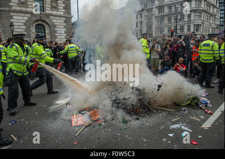 Les protestataires allumer un feu, au cours de l'Assemblée du peuple Anti-Austerity Mars dans le centre de Londres comprend : Atmosphère Où : London, Royaume-Uni Quand : 20 Oct 2015 Banque D'Images