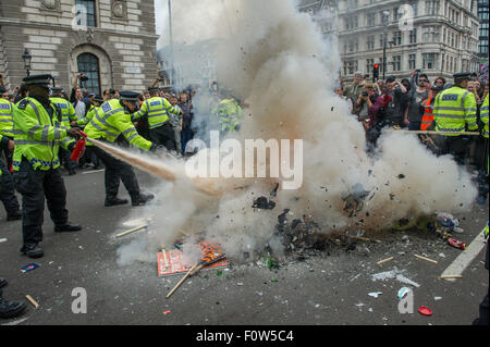 Les protestataires allumer un feu, au cours de l'Assemblée du peuple Anti-Austerity Mars dans le centre de Londres comprend : Atmosphère Où : London, Royaume-Uni Quand : 20 Oct 2015 Banque D'Images