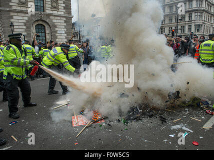 Les protestataires allumer un feu, au cours de l'Assemblée du peuple Anti-Austerity Mars dans le centre de Londres comprend : Atmosphère Où : London, Royaume-Uni Quand : 20 Oct 2015 Banque D'Images