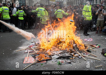 Les protestataires allumer un feu, au cours de l'Assemblée du peuple Anti-Austerity Mars dans le centre de Londres comprend : Atmosphère Où : London, Royaume-Uni Quand : 20 Oct 2015 Banque D'Images