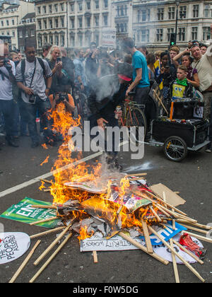 Les protestataires allumer un feu, au cours de l'Assemblée du peuple Anti-Austerity Mars dans le centre de Londres comprend : Atmosphère Où : London, Royaume-Uni Quand : 20 Oct 2015 Banque D'Images