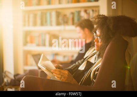 Couple reading à domicile, Tokavaig, île de Skye, Écosse Banque D'Images
