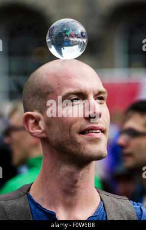 L'équilibrage de performer une bille de verre sur sa tête à l'Edinburgh Fringe Festival en 2015. Banque D'Images