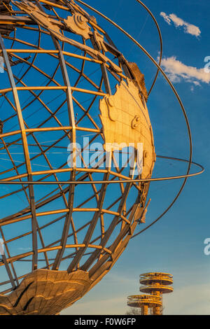 NY Worlds Fair Unisphere - l'établissement emblématique de la 1964 New York World's Fair Unisphere pendant le coucher du soleil dans une version noir et blanc. L'Unisphere est le plus grand monde à 12 étages. La foire a été une exposition universelle et internationale. Le thème de la foire est "la paix par la compréhension", dédié à "l'atteinte sur une réduction de la planète dans un univers en expansion. Il est situé à Flushing Meadows, New York Banque D'Images