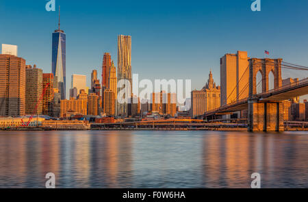 Pont de Brooklyn et le New York City skyline. Banque D'Images