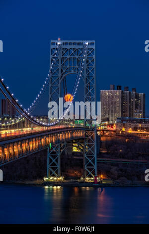 George Washington Bridge la pleine lune - la pleine lune se lève par le George Washington Bridge illuminé (GWB) et Jeffrey's Hook Lighthouse, aussi connu comme le grand pont gris et le petit phare rouge. Ce lever de s'est produite dans la soirée d'une lune de sang à cause d'une éclipse totale de la lune plus tôt le matin. L'éclipse a été l'un des plus brefs à éclipses totales se produisent au cours des années, d'une durée de seulement quatre minutes et demie. Banque D'Images