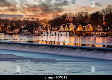 Boathouse Row Philadelphie, Pennsylvanie - Système informatisé de voyants s'allument pour éclairer et décrire chacune des maisons de l Boathouse Row. Les lumières colorées se reflètent sur les eaux gelées de la rive est de la rivière Schuylkill comme c'est les couleurs du soleil couchant et le ciel. Vu dans l'avant-plan est le Fairmount Water Works sur le barrage de la rivière Schuylkill. Boathouse Row accueille plusieurs grandes régates d'aviron, c'est un site historique national et a été inscrit sur le Registre national des lieux historiques en 1987. Banque D'Images