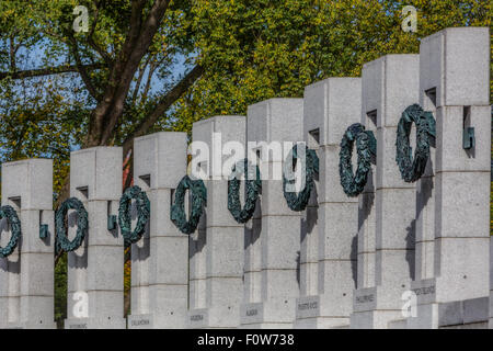 World War II Memorial couronnes - Le National World War II memorial est dédié à Américain qui a servi dans la force armée et que des civils pendant la Seconde Guerre mondiale. Il a été consacré par l'ancien président George W. Bush en 2004. Vu sont quelques-uns des 56 piliers qui entourent le monument. Banque D'Images