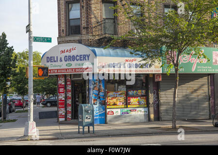 Petite épicerie style bodega sur l'Avenue de l'Église dans le neoghborhood Kensington, Brooklyn, New York. Banque D'Images