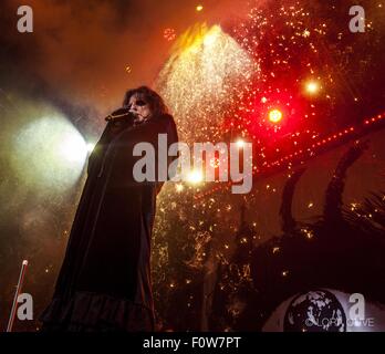 20 août 2015 - Indianapolis, Indiana, USA - Alice Cooper réalise à Bankers Life Fieldhouse à Indianapolis, Indiana (Image Crédit : © Lora Olive par Zuma sur le fil) Banque D'Images