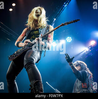 20 août 2015 - Indianapolis, Indiana, USA - NITA STRAUSS et Alice Cooper réalise à Bankers Life Fieldhouse à Indianapolis, Indiana (Image Crédit : © Lora Olive par Zuma sur le fil) Banque D'Images