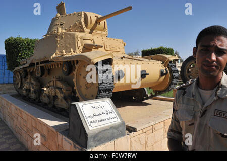 (150822) -- El Alamein, le 22 août, 2015 (Xinhua) -- Un soldat égyptien promenades par un exposé à l'italien El Alamein musée militaire dans la ville d'El Alamein, Matrouh Province, côte nord de l'Égypte, le 18 août, 2015. Bataille d'El Alamein, lancé à partir du 23 octobre au 4 novembre 1942, a été un tournant au cours de la Seconde Guerre mondiale, où les forces alliées dirigées par le commandant britannique Bernard Law Montgomery a défait les forces germano-italien de l'axe dirigé par Fox 'Desert' le général allemand Erwin Rommel. El Alamein Musée militaire a été ouvert aux visiteurs avec ses trois principaux britannique, allemande et italienne displaying properties salles Banque D'Images