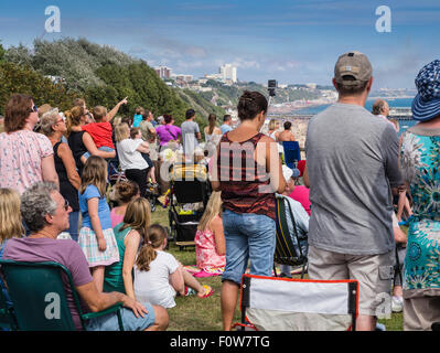 Les gens sur Clifftop regarder les flèches rouges de l'équipe de voltige au-dessus de l'écran exécuter Poole Bay, Bournemouth, England, UK Banque D'Images