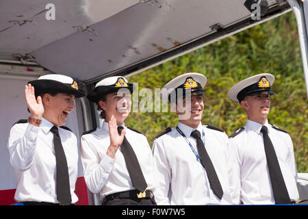 Bournemouth, Royaume-Uni. 21 août 2015. Le personnel souriant de la Royal Navy à Bournemouth Air Festival Crédit : Carolyn Jenkins/Alamy Live News Banque D'Images