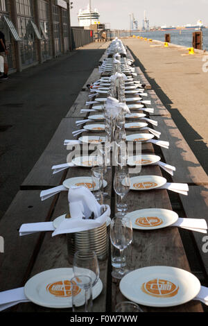 Copenhague, Danemark, le 21 août 2015. La table de dîner à la cérémonie d'ouverture pour Copenhague La cuisson Festival au Restaurant Toldboden dans le port de Copenhague. Quelques 200 personnes y compris la Princesse Marie va bientôt prendre leur place Crédit : OJPHOTOS/Alamy Live News Banque D'Images