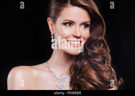 Portrait d'une belle fille brune avec des accessoires de luxe modèle de mode. Banque D'Images