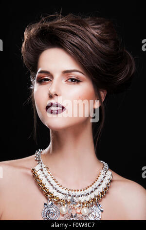 Portrait d'une belle fille brune avec des accessoires de luxe modèle de mode. Banque D'Images