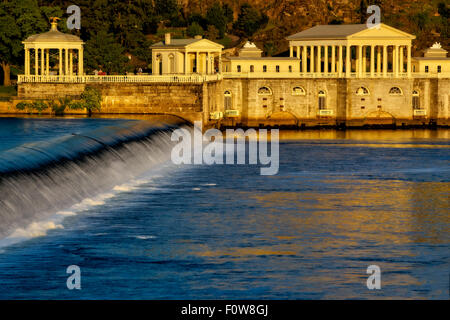 Fairmount Park et les eaux du Fairmount Water Works sur le barrage de la rivière Schuylkill à Philadelphie, Pennsylvanie. Banque D'Images