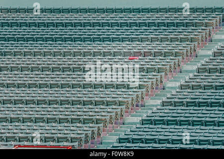 Fenway Park fauteuil rouge Numéro 21 - Le seul siège rouge dans le champ de droite des gradins (article 42, rangée 37, siège 21) signifie la plus longue home run frappé à Fenway. Le home run, frappé par Ted Williams le 9 juin 1946, a été officiellement évalué à 502 pieds. Banque D'Images