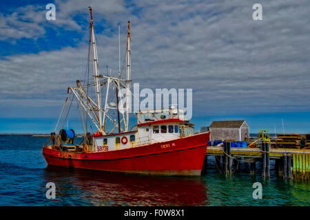 Une pêche colorés troller amarré au port de P-Town dans la région de Cape Cod, Massachusetts. Banque D'Images