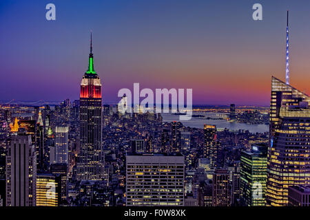 La vue de la skyline de Manhattan illuminée au crépuscule à partir du haut de la roche de la ville de New York. Banque D'Images