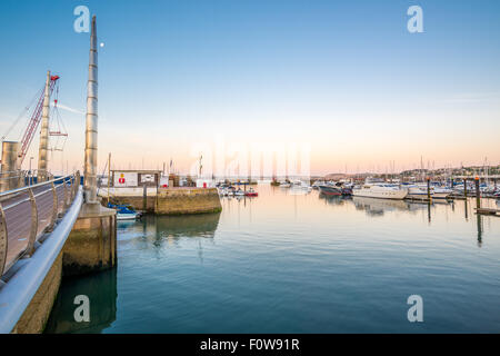 Tôt le matin à la tranquillité le port de Torquay Devon UK Banque D'Images