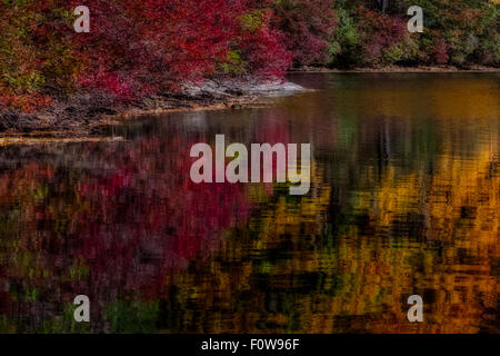 Les belles couleurs de l'automne se reflètent dans un lac en fin d'après-midi. Banque D'Images